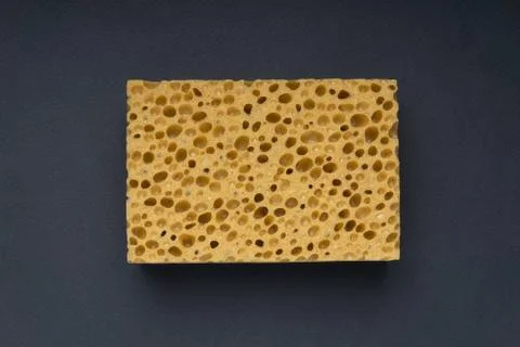 Close up view of cleaning sponge, mesh structure pattern on black surface Foto stock