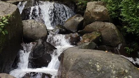Close-up view of clear water cascading down river rocks Fotos Stock