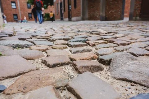 Close view of cobblestone street surface with uneven stones, textured pavemen Foto stock