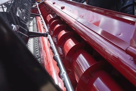 Close-up view of combine harvester header with rotating auger and cutting mec Foto stock