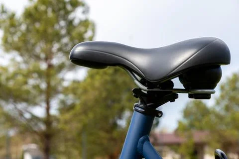 Close-up view of a comfortable black bicycle seat showing the textured surf.. 스톡 사진
