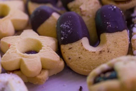 Close-up view of cookie packs arranged on retail shelves ready for customers 스톡 사진