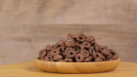 Close view corn flakes. Chocolate rings on brown background. Vidéo 146392941