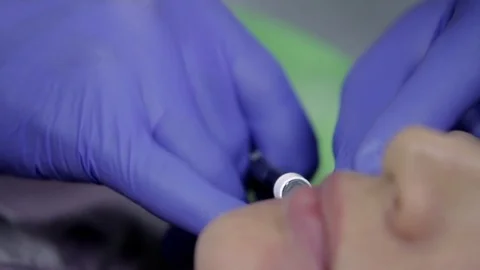 Close-up view on cosmetologist making face aging injection in female skin Vidéo 73086685