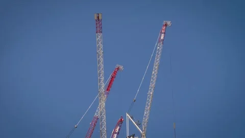 Close view of cranes on a construction site on the Esplanade, Surfers Paradise. Vídeos de archivo 332562934