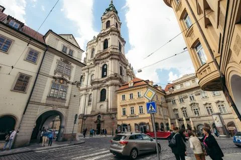 Close-up view of the crowded streets and ancient buildings of the city Prague. Fotos de archivo