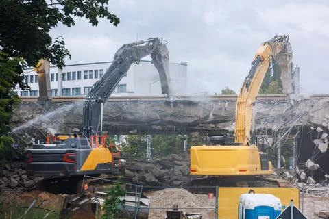 Close-up view of crumbling bridge structure demolition in Magdeburg Damasch.. Foto stock