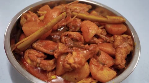 Close-up view of the curry chicken with potatoes and lemon grass Stockbeeldmateriaal 285018420