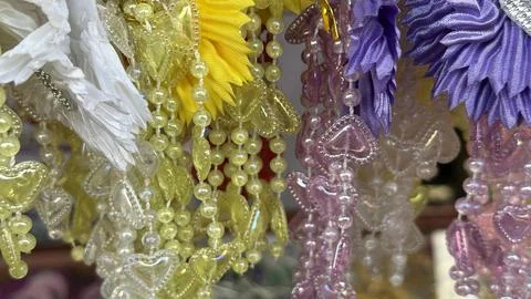 A close up view of decorative beaded strings featuring translucent heart shap 库存照片