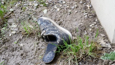 Close up view of dirty shoe lying in mud 스톡 동영상 90506171