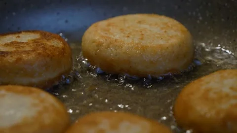 Close-Up View of Donuts Being cooked in a boiling oil pan, close-up view Vidéo 265178521