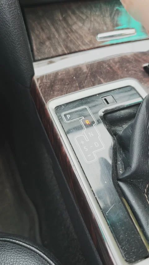 Close up view of a driver's hand moving the automatic gear selector Vidéo 346847161