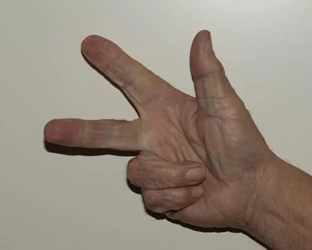 Close-up view of an elderly person's hand showing the number three gesture,.. Foto stock