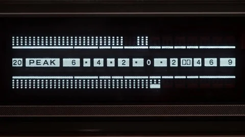 Close view of a electronic volume meter display on a 1970's cassette tape player Vidéo 79934533