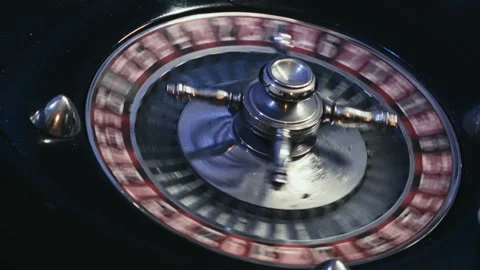 Close up View of an Elegant Casino Roulette Wheel Spinning with Ball Vídeo Stock 344680788
