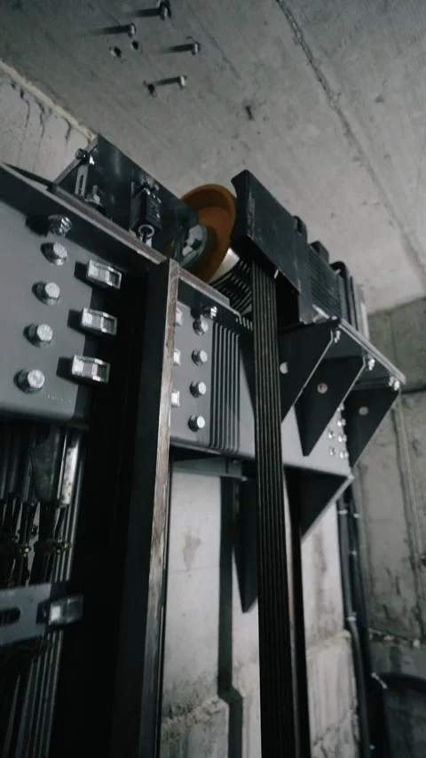 Close up view of elevator motor pulling steel cables. Vídeos de archivo 327937849