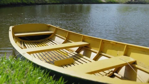 Close View of Empty Yellow and Green Rowboat on Lake Vidéo 326891094