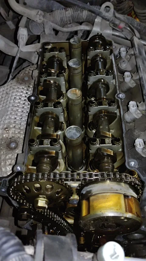Close-Up View of Engine Valve Train Components with Timing Chain Vidéo 346411498