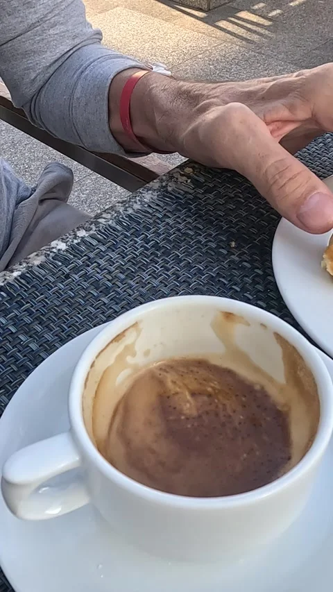 A Close-Up View of an Enjoyed Coffee Cup: Capturing the Essence of a Relaxing 库存影片 331115791
