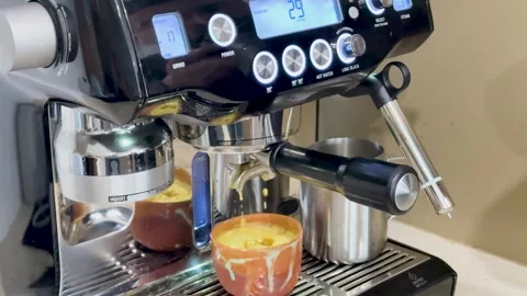A close up view of espresso brewing into a mug, showcasing the process of m.. Vidéo 332825247
