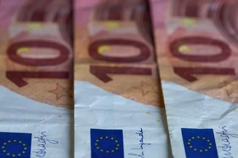 Close view of euro notes highlighting European currency design Stock-Fotos