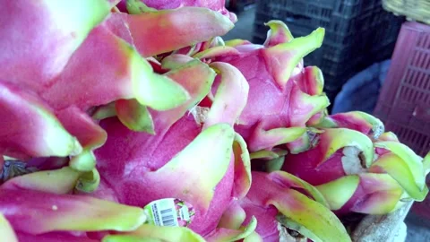 Close-up View of Exotic Dragon Fruit in a Vibrant Market Setting Stockbeeldmateriaal 320105712