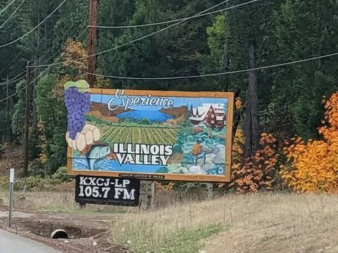 An up-close view of the “Experience Illinois Valley” sign shows colorful Stock Photos