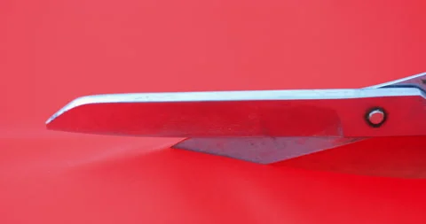 Close view of female hands cutting a red fabric with scissors. Making process Vídeo Stock 150439093