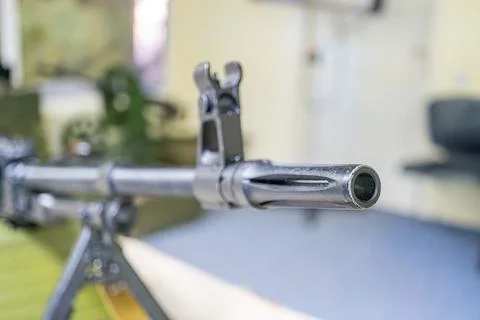 Close-up view of a firearm from the muzzle end, featuring the barrel and part Foto stock