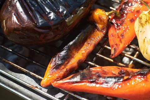 Close-up view of fresh vegetables grilling over hot coals on a metal barbec.. 写真素材