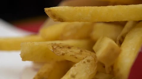 Close-up view of freshly fried potatoes Vidéo 270434280