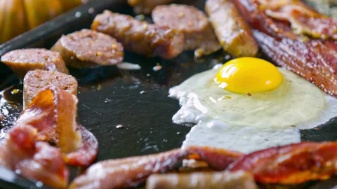 Close Up view Of Fried Eggs And Bacon Strips For Breakfast. 스톡 동영상 334642103