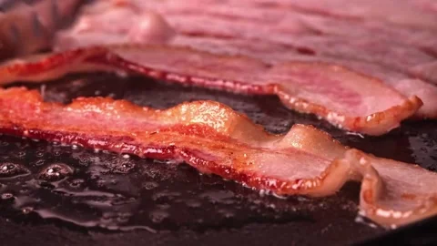 Close Up view Of Fried Eggs And Bacon Strips For Breakfast. 스톡 동영상 334642128