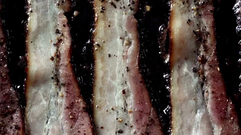 Close Up view Of Fried Eggs And Bacon Strips For Breakfast. 스톡 동영상 334642165