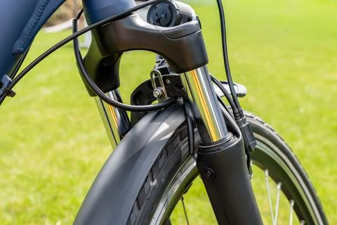 Close up view of the front suspension fork, wheel, and fender of a modern b.. Foto stock