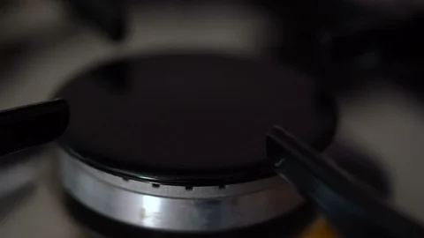 Close up view of the gas stove that ignites. Blue flame of natural gas. Vídeo Stock 127217606