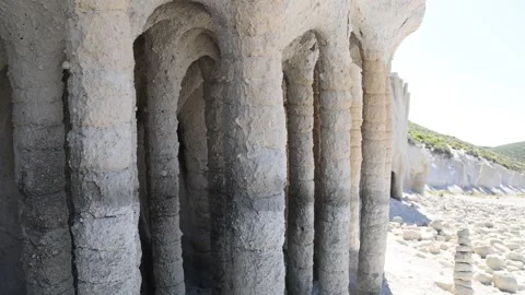 Close View of the Geological Columns at Crowley Lake Vídeos de archivo 340758505