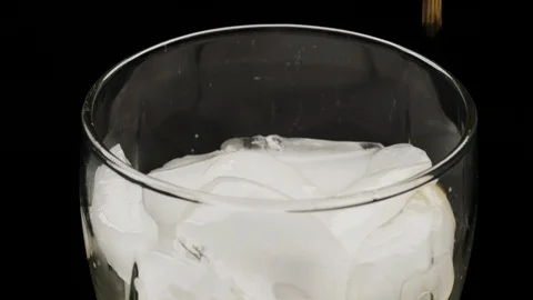 Close view of glass filled with ice as brown soda pours in and fizzes Stock-Footage 127593210
