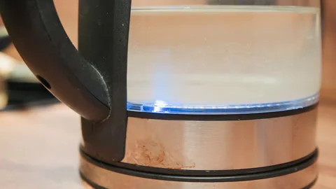 Close view of glass kettle boiling with bubbling water, visible steam, condensed Vidéo 343539295