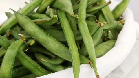 Close up view of green beans in white plate, Rotating shot of green beans Vídeo Stock 159638643