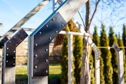 Close view of greenhouse frame with timber rafters and steel plates Foto stock