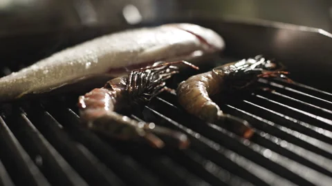 Close-Up View of Grilling Meat on an Outdoor Grill Vidéo 262180083