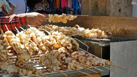 Close-up view of the grilling squids at the food stall in Bangkok,Thailand. Stockbeeldmateriaal 119977833