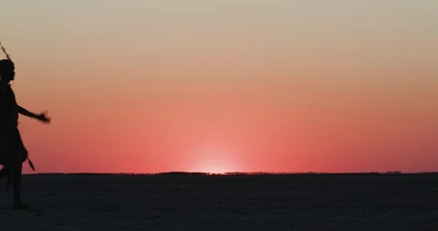 Close-up view of a group of Bushman walking on the Makgadikgadi Pans with the Vídeo Stock 106671318