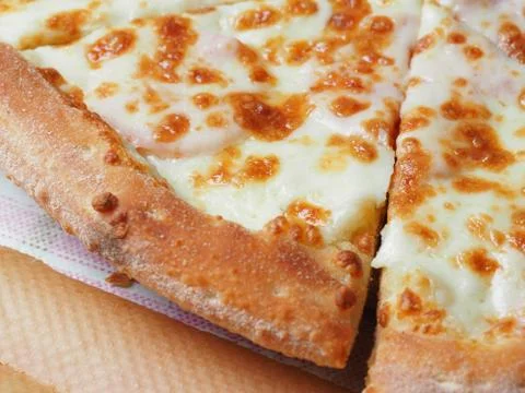Close up view of a ham and cheese pizza. Delicious and nutritious dish from I Foto stock