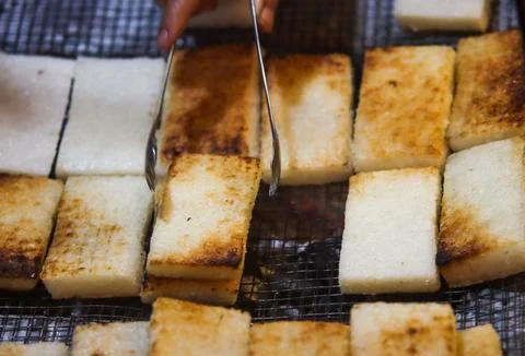 Close Up View of Hand Arranging Grilled Sticky Rice Cake Jadah Bakar on Wir.. Stock Photos
