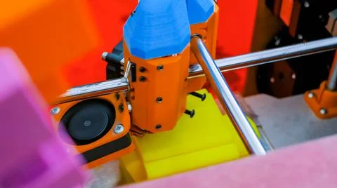 Close up view - handmade 3D printer during work at exhibition - DIY concept Foto stock