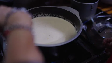 Close-up view of hands while cooking from the basic Argentinian Bagna Cauda 库存影片 311447584