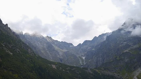 Close up view of the high, clouded peaks of the mountains at Lake Morskie Oko Vidéo 114743033