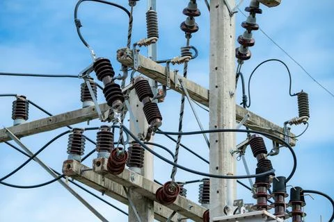 Close-up view of high voltage electrical transmission equipment on concrete.. 库存照片